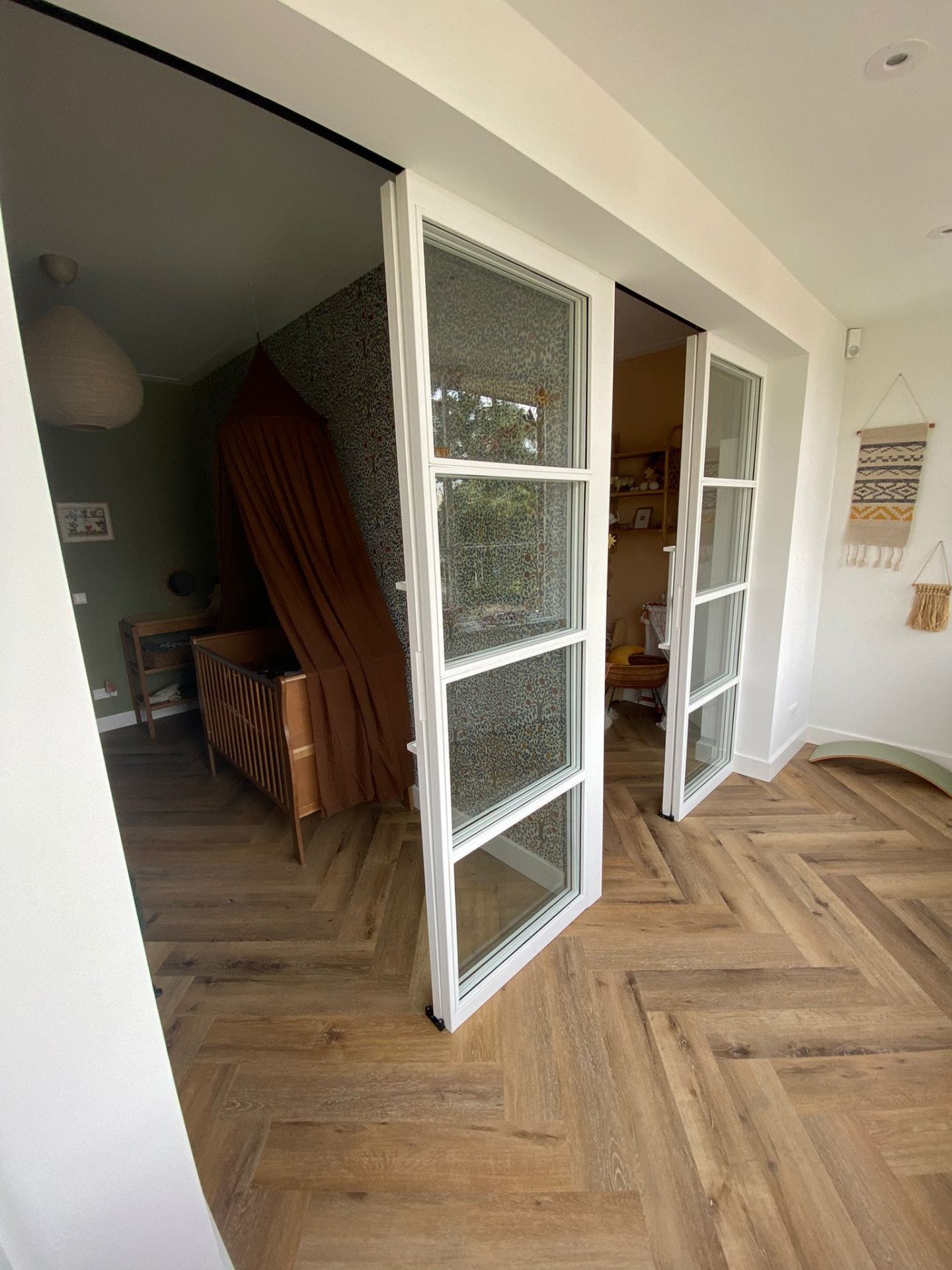 Stalen pui — Crème · kinderkamer · Wonen · Slanke stalen pui die ruimtes verbindt zonder ze te scheiden. Beschikbaar in antraciet of crème, met enkele of dubbele schuifdeuren.