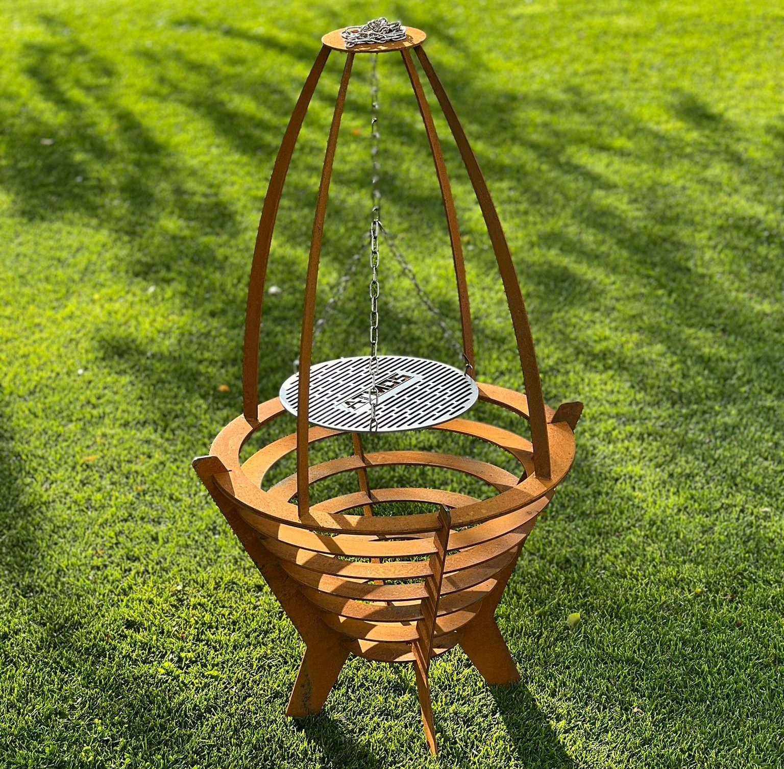 Vuurkorf en BBQ — Vuurkorf met grillarm · Buitenleven · Sculpturale vuurkorf uit lasergesneden cortenstaal, optioneel met grillarm en hangende RVS rooster. Ook leverbaar als BBQ-tafel op wielen met RVS werkblad, houten front en uitsparing voor een Kamado of gasgrill — maatwerk per setup.