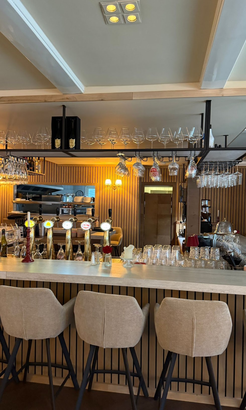 Metaalwerk voor horeca-interieurs — bars, taps en sfeervolle interieurstukken